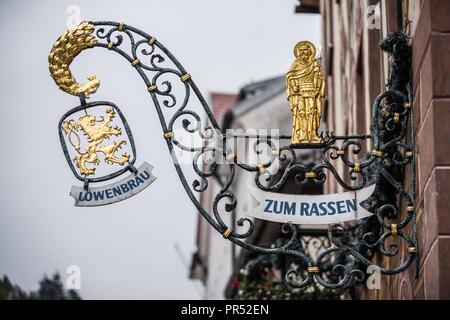 Garmisch Partenkirchen, Bayern, Deutschland. 29 Sep, 2018. Selbst das Hinzufügen der 'Who's who'' Liste der von mehreren hundert Rechtsextremisten aus Deutschland, Österreich, der Schweiz und anderen Ländern, Tommy Robinson, Gründer der britischen EDL, Lutz Bachmann, grounder von Deutschlands Pegida, und Martin Sellner Der Identitaere / waren Gäste wie die kompakte Konferenz der internationalen touristischen Stadt von Garmisch Partenkirchen in Südbayern statt. Die Konferenzen werden von Juergen Elsaesser, Gründer der kompakte Zeitschrift, eine Publikation für Rechtsextremisten, conspirac gehalten Stockfoto