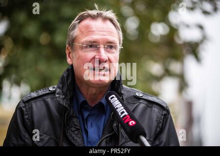 Garmisch Partenkirchen, Bayern, Deutschland. 29 Sep, 2018. München rechtsextreme Aktivist Michael Stuerzenberger sprechen mit Kompakten auf Medien. Selbst das Hinzufügen der 'Who's who'' Liste der von mehreren hundert Rechtsextremisten aus Deutschland, Österreich, der Schweiz und anderen Ländern, Tommy Robinson, Gründer der britischen EDL, Lutz Bachmann, grounder von Deutschlands Pegida, und Martin Sellner Der Identitaere / waren Gäste wie die kompakte Konferenz der internationalen touristischen Stadt von Garmisch Partenkirchen in Südbayern statt. Die Konferenzen werden von Jürgen Elsaesse gehalten Stockfoto