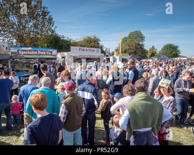 Große Gransden, UK. 29.09.2018, tolle Gransden, Cambridgeshire UK. Massen von Besuchern Warteschlange für Essen im warmen Sonnenschein auf die 116 jährlichen Gransden und Bezirk Landwirtschaftliche Gesellschaft zeigen. Die Veranstaltung präsentiert lokale Landwirtschaft und Landschaft Kunsthandwerk, Lebensmittel, Vieh. Kredit Julian Eales/Alamy leben Nachrichten Stockfoto