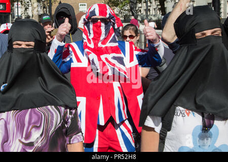 London, GB, 29. September 2018 Demonstranten in London, verkleidet als Mulslim Frauen für die Burka verboten zu rufen. Stockfoto