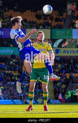 Norfolk, Großbritannien. 29. September 2018, Carrow Road, Norfolk, England; Sky Bet Meisterschaft, Norwich City v Wigan Athletic; Marco Stiepermann (18) von Norwich City Augen die Kugel. Credit: Georgie Kerr/News Bilder der Englischen Football League Bilder unterliegen DataCo Lizenz Credit: Aktuelles Bilder/Alamy leben Nachrichten Stockfoto