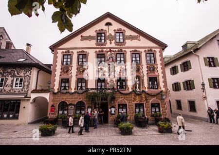 Garmisch Partenkirchen, Bayern, Deutschland. 29 Sep, 2018. Selbst das Hinzufügen der 'Who's who'' Liste der von mehreren hundert Rechtsextremisten aus Deutschland, Österreich, der Schweiz und anderen Ländern, Tommy Robinson, Gründer der britischen EDL, Lutz Bachmann, grounder von Deutschlands Pegida, und Martin Sellner Der Identitaere / waren Gäste wie die kompakte Konferenz der internationalen touristischen Stadt von Garmisch Partenkirchen in Südbayern statt. Die Konferenzen werden von Juergen Elsaesser, Gründer der kompakte Zeitschrift, eine Publikation für Rechtsextremisten, conspirac gehalten Stockfoto