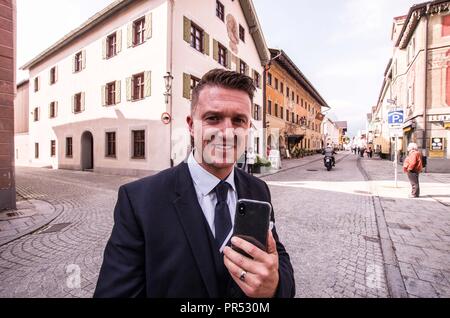 Garmisch Partenkirchen, Bayern, Deutschland. 29 Sep, 2018. Rechtsextremistische und Gründer des EDL TOMMY ROBINSON in Garmisch Partenkirchen, im südlichen Bayern. Selbst das Hinzufügen der 'Who's who'' Liste der von mehreren hundert Rechtsextremisten aus Deutschland, Österreich, der Schweiz und anderen Ländern, Tommy Robinson, Gründer der britischen EDL, Lutz Bachmann, grounder von Deutschlands Pegida, und Martin Sellner Der Identitaere / waren Gäste wie die kompakte Konferenz der internationalen touristischen Stadt von Garmisch Partenkirchen in Südbayern statt. Die Konferenzen werden von Jue gehalten Stockfoto