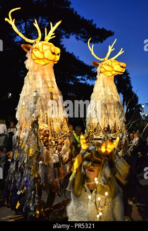 Bournemouth, Dorset, England, UK, 29. September 2018. Ghost Caribou Alptraum Straße Handeln durch Thingumajig Theater an der Kunst am Meer Festival. Die jährliche Veranstaltung ist die Südküste Stadt Feier der Kunst und Kultur. Stockfoto