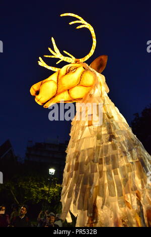 Bournemouth, Dorset, England, UK, 29. September 2018. Ghost Caribou Alptraum Straße Handeln durch Thingumajig Theater an der Kunst am Meer Festival. Die jährliche Veranstaltung ist die Südküste Stadt Feier der Kunst und Kultur. Stockfoto