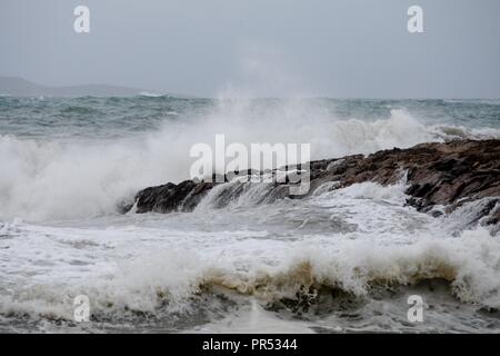 Athen, Griechenland. 29 Sep, 2018. Starke Wellen und starke Winde haben Aufgrund der Passage der Mediterranen Zyklon "Zorba", tobt in Griechenland registriert wurde, (Credit Bild: © aristidis VafeiadakisZUMA Draht) Stockfoto