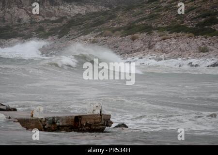 Athen, Griechenland. 29 Sep, 2018. Starke Wellen und starke Winde haben Aufgrund der Passage der Mediterranen Zyklon "Zorba", tobt in Griechenland registriert wurde, (Credit Bild: © aristidis VafeiadakisZUMA Draht) Stockfoto