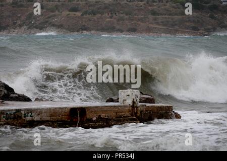 Athen, Griechenland. 29 Sep, 2018. Starke Wellen und starke Winde haben Aufgrund der Passage der Mediterranen Zyklon "Zorba", tobt in Griechenland registriert wurde, (Credit Bild: © aristidis VafeiadakisZUMA Draht) Stockfoto