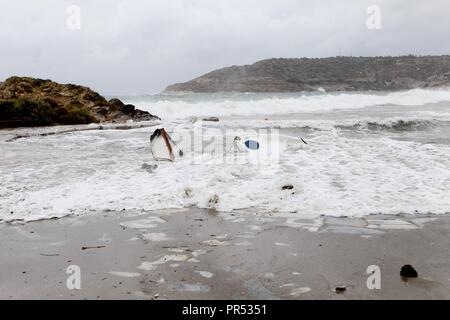 Athen, Griechenland. 29 Sep, 2018. Starke Wellen und starke Winde haben Aufgrund der Passage der Mediterranen Zyklon "Zorba", tobt in Griechenland registriert wurde, (Credit Bild: © aristidis VafeiadakisZUMA Draht) Stockfoto