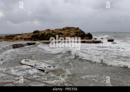 Athen, Griechenland. 29 Sep, 2018. Starke Wellen und starke Winde haben Aufgrund der Passage der Mediterranen Zyklon "Zorba", tobt in Griechenland registriert wurde, (Credit Bild: © aristidis VafeiadakisZUMA Draht) Stockfoto