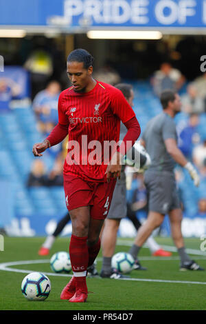 Virgil van Dijk von Liverpool erwärmt sich während der Premier League Spiel zwischen Chelsea und Liverpool an der Stamford Bridge, London, England am 29. September 2018. Foto von Carlton Myrie. Nur die redaktionelle Nutzung, eine Lizenz für die gewerbliche Nutzung erforderlich. Keine Verwendung in Wetten, Spiele oder einer einzelnen Verein/Liga/player Publikationen. Stockfoto