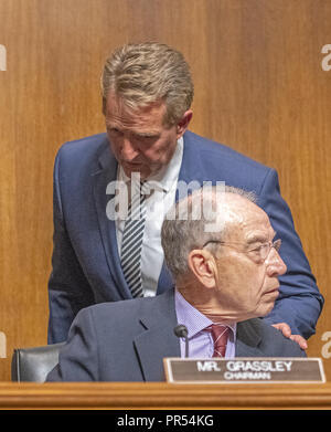 September 28, 2018 - Washington, District of Columbia, USA - United States Senator Jeff Flake (Republikaner von Arizona), Links, spricht mit US-Senator Chuck Grassley (Republikaner von Iowa), Vorsitzender des Ausschusses des US-Senats auf die Justiz vor einer Abstimmung über die Nominierung von Richterin Brett Kavanaugh zum Zuordnen von Gerechtigkeit des US Supreme Court, der scheidende Gerechtigkeit Anthony Kennedy auf dem Capitol Hill in Washington, DC am Freitag, 28. September 2018 zu ersetzen. Wenn der Ausschuss zugunsten der Richter Kavanaugh dann Stimmen geht es an die vollständige US-Senat zur endgültigen Abstimmung. Flake gestimmt, die Nominierung an den senden Stockfoto