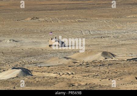 MOHAMED NAGUIB MILITÄRBASIS, Ägypten - eine amerikanische Flagge Wellen stolz aus dem der Befehl Fahrzeug für Mörtel der US-Armee, wie sie wieder in ihre Ausgangspositionen für einen anderen Lauf während der Proben für die kombinierte Waffen Live Fire Training. Die live Brand ist Teil der helle Stern 18 und zeigt die Zusammenarbeit und Kommunikation der US-amerikanischen und der ägyptischen Streitkräfte in einer Live-fire Mission. Stockfoto