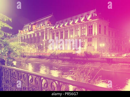 Palast der Justiz in der Innenstadt von Bukarest im Fluss Dambovita wider Stockfoto