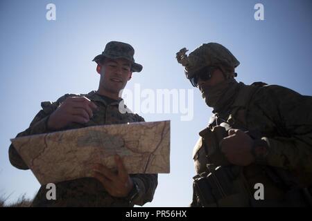 Us-Marines Kapitän David Christie und Sgt. Carlos Santana Überprüfung der Koordinaten als Teil der Übung Joint Assault Signale Firma Schwarz, Waiouru Militärlager, Neuseeland, Sept. 12, 2018. Die Marines sind mit 1. Brigade, 5 Air Naval Geschützfeuer Liaison Firma, III Marine Expeditionary Force Information Group. Stockfoto