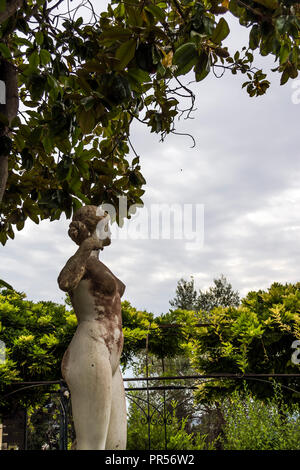 Achilleion Palast, Korfu, Griechenland - 24 August, 2018: die Statue im Innenhof der Achilleion Palast der Kaiserin von Österreich Elisabeth von Bayern. Stockfoto