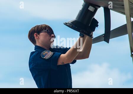 Staff Sgt. Cassandra Hughes von Santa Rosa, Kalifornien, zu 337 Test und Bewertung Geschwader zugewiesen ist, verbindet eine Air Adapters an eine US Air Force B-1 Lancer Bomber bei Andersen Air Force Base, Guam, während der übung Valiant Shield 18, Sept. 17, 2018. Valiant Shield ist eine Biennale, nur in den USA, Field Training mit Fokus auf die Integration der gemeinsamen Ausbildung der US-Streitkräfte. Diese Ausbildung ermöglicht reale Kenntnisse bei der Aufrechterhaltung der gemeinsamen Kräfte durch Erfassung, Ortung, Verfolgung, und ansprechende Unterkünfte am Meer, in der Luft, an Land und im Cyberspace als Reaktion auf eine Reihe von Einsatzgebieten. Stockfoto