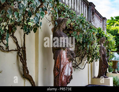 Achilleion Palast, Korfu, Griechenland - 24 August, 2018: die Statuen im Innenhof der Achilleion Palast der Kaiserin von Österreich Elisabeth von Bayern. Stockfoto