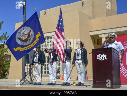 Nm. (Sept. 13, 2018) Segler zugeordnet USS Constitution die Farben an der Universität von New Mexico bei der Umwidmung der Glocke, die auf dem Schlachtschiff USS New Jersey sat präsentieren. Albuquerque, NM. ist eine von Städten zu Host a 2018 Marine Woche, eine Woche für die U.S. Navy Bewusstsein durch lokale Öffentlichkeitsarbeit gewidmet, Community Service, und Ausstellungen. Stockfoto