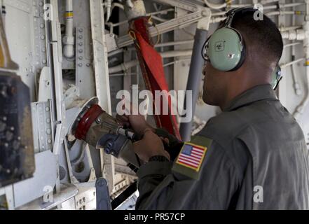 Einen Flieger zu Erdöl des 6. Logistik Bereitschaft Squadron, Öl, Kraftstoffe und Schmiermittel Flug einer KC-135 Stratotanker Flugzeuge während einer Betriebsbereitschaft Übung in MacDill Air Force Base in Florida, Sept. 12, 2018. POL-Flieger sind verantwortlich, sicher empfangen, speichern, Qualität prüfen und alle Kraftstoff- und kryogene Produkte zu MacDill AFB. Stockfoto