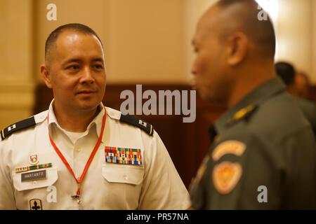 Oregon National Guard State Partnership Program Coordinator, Kapitän Marco Hartanto hört aufmerksam zu einem seiner indonesischen militärischen Pendants vor der Eröffnung der Gema Bhakti 2018, Sept. 17, 2018, Jakarta, Indonesien. Gema Bhakti ist eine gemeinsame Kraft, multi-nationalen Mitarbeiter Übung, in der die militärische Personal aus den USA Indopazifik Befehl und in Indonesien durch einen Prozess der militärischen Entscheidungsfindung bekannt. Dieser Prozess ist ein wichtiger Schritt, bei dem die Mitarbeiter des Commander arbeiten mit mit allen höheren und niedrigeren Befehle an die Mission, seine Variablen definieren und die situat Stockfoto