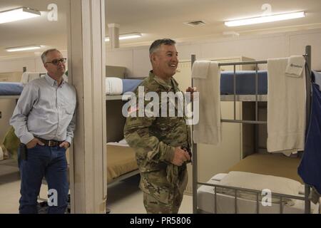 Brig. Gen. Michael Garshak, Kommandierender General des Idaho National Guard, zusammen mit anderen staatlichen Beamten, sowie Auftraggeber von lokalen Treasure Valley High School, hatte die Gelegenheit, die Einrichtungen, das Personal zu besuchen, und Kadetten an der Idaho Youth ChalleNGe Akademie in Pierce, Idaho an Sept. 10, 2018. Hier, Sie Tourten die Wohnräume an der IDYCA. Der primäre Fokus des Programms ist die Rückgewinnung der Leben der 16 bis 18-Jährigen, die in Gefahr sind oder aus der High School zurück, indem Sie sie zurück auf einen Pfad erforderlich als Erwachsene zu folgen. Kadetten sind auf ihrer neunten Woche des Währ. Stockfoto