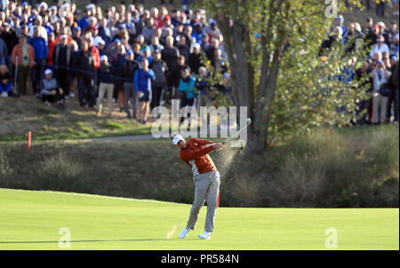 Das Team Europa Ian Poulter am 1. während der FOURBALLS Match an Tag zwei des Ryder Cup bei Le Golf National, Saint-Quentin-en-Yvelines, Paris. Stockfoto