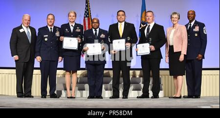 Oberstleutnant Kathleen Bus, dritter von rechts, Master Sgt. Anthony Dunn, vierter von rechts, Patrick Luna, Mitte rechts, und Bradly Schmidt der Internationale Angelegenheiten Excellent Award" erhalten von der Luftwaffe Stabschef General David L. Goldfein, zweiter von links, Sekretär der Air Force Heather Wilson, zweiter von rechts, Chief Master Sgt. der Air Force Kaleth Wright, ganz rechts, und Whit Peters, Vorsitzender der Air Force Association Board während der AFA bei der AFA Luft-, Raumfahrt- und Cyber-Konferenz in National Harbor, Maryland, Sept. 17, 2018. Die Auszeichnung würdigt die Flieger für herausragende und Inno Stockfoto