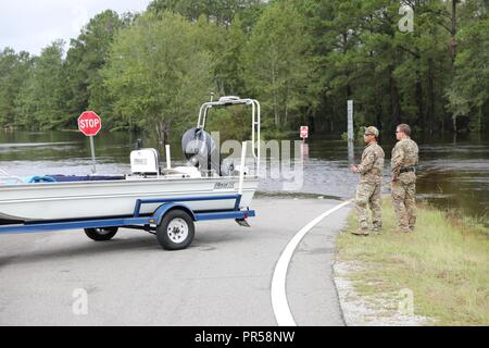 Us Border Patrol Suche Trauma und Rettung (BORSTAR) Teammitglieder vorbereiten ein seichtes Wasser Boot in der Nähe von Wilmington, North Carolina, für Menschen, die Hilfe brauchen, um die Suche zu starten Nach der Überschwemmung durch den Hurrikan Florence verursacht. CBP Stockfoto