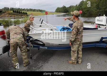 Us Border Patrol Suche Trauma und Rettung (BORSTAR) Teammitglieder vorbereiten ein seichtes Wasser Boot in der Nähe von Wilmington, North Carolina, für Menschen, die Hilfe brauchen, um die Suche zu starten Nach der Überschwemmung durch den Hurrikan Florence verursacht. CBP Stockfoto