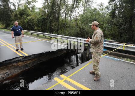 Us Border Patrol Suche Trauma und Rettung (BORSTAR) Team Mitglieder Hilfe ein Abschnitt des Ausgewaschen Road in der Nähe von Wilmington, North Carolina sichere, nach der Überschwemmung durch den Hurrikan Florence verursacht. Stockfoto