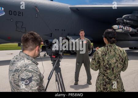 Mitglieder der Gemeinsamen Information Bureau (JIB) Verhalten in einem Interview von Kapitän Craig "Dice" Quinnet, ein B-52 Stratofortress Anweisung Pilot, zu der 49 Tests und Evaluierungen Squadron bei Andersen Air Force Base, Guam zugewiesen, während der übung Valiant Shield 18, Sept. 16, 2018. Valiant Shield ist eine Biennale, nur in den USA, Field Training mit Fokus auf die Integration der gemeinsamen Ausbildung der US-Streitkräfte. Diese Ausbildung ermöglicht reale Kenntnisse bei der Aufrechterhaltung der gemeinsamen Kräfte durch Erfassung, Ortung, Verfolgung, und ansprechende Unterkünfte am Meer, in der Luft, an Land und im Cyberspace als Reaktion auf eine Stockfoto