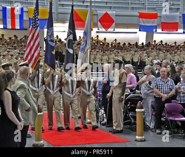 Seen, Illinois (Sept. 15, 2018) Der Chief Petty Officer (CPO) Color Guard Paraden die Farben während einer CPO pinning Zeremonie am Training Befehl rekrutieren. 62 Seeleute wurden in den Rang chief während der Zeremonie festgesteckt. Mehr als 30.000 Rekruten Absolvent jährlich nur von Boot Camp der Marine. Stockfoto