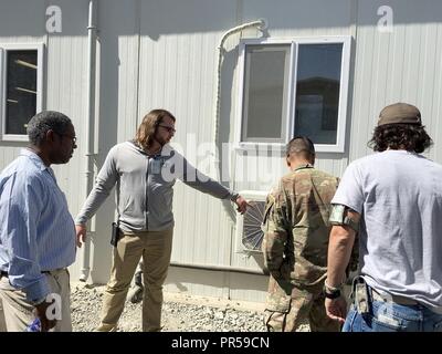 (Zweite von links) Andrew Marke ist ein Elektroingenieur und die Vor-ort-Programm Manager der Kongress angeordnete Visumsprogramm Task Force POWER (schützen Sie unsere Warfighters und elektrische Betriebsmittel), in Bagram Air Feld gehabt. 15 2-Mann Teams der Gesellen und Meister Elektriker prüfen und reparieren elektrische Anlagen Mängel alle während Combined Joint Operations Area-Afghanistan. Stockfoto