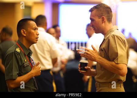 U.S. Navy Legal Officer lt Allan Thorson und Tentara Nasional Indonesia, Kapitän Sator S Bungin die rechtlichen Konsequenzen der bevorstehenden Szenario, in dem die militärische Planung übung Gema Bhakti, Sept. 18, 2018, Jakarta Indonesien diskutieren. Gema Bhakti ist eine gemeinsame Kraft, multi-nationalen Mitarbeiter Übung, in der die militärische Personal aus den USA Indopazifik Befehl und in Indonesien durch einen Prozess der militärischen Entscheidungsfindung bekannt. Dieser Prozess ist ein wichtiger Schritt, bei dem die Mitarbeiter des Commander arbeiten mit mit allen höheren und niedrigeren Befehle an die Mission, seine Variablen definieren, und die si Stockfoto