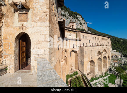 Subiaco (Italien) - ein wenig charmante mittelalterliche Stadt auf dem Berge Simbruini in Metropolitan City Gegend von Rom mit dem Kloster der Benediktiner, um Stockfoto