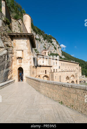 Subiaco (Italien) - ein wenig charmante mittelalterliche Stadt auf dem Berge Simbruini in Metropolitan City Gegend von Rom mit dem Kloster der Benediktiner, um Stockfoto