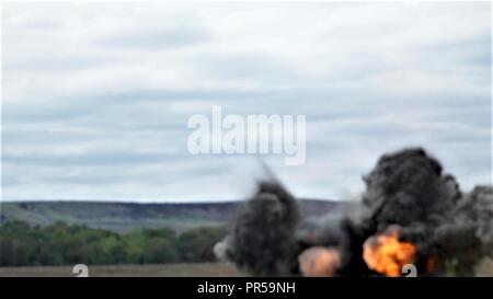 FORT HOOD, Texas - ein Bangalore Torpedo von Sappers mit einem CO.3. Brigade Engineer Battalion gelegt, 3. gepanzerte Brigade Combat Team, 1.Kavallerie Division explodiert bei Hindernis Reduktion Training. Die Ausbildung umfasste die Einführung einer Mine Clearing Line kostenlos, Pflügen und Proofing die Spur durch die Verringerung der ein weiteres Hindernis mit Bangalore Torpedos gefolgt. Stockfoto