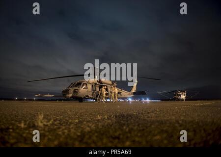 Flugzeuge Betreuer, die 334 Air Expeditionary Gruppe bereiten Sie eine HH-60G Pave Hawk für ein Gebiet Einarbeitung Flug, Sept. 16, 2018, Joint Base Charleston, S.C. Die 334 AEG ist ein expeditionary Such- und Rettungsdienstes, das bereits in der Lage, die Entlastung im Zuge der tropische Sturm Florenz zu bieten. Aus 23 d-Flügel und Rettung 920th Wing Personal und Assets, die 334 AEG bereit ist, Oberfläche, feste Flügel und Rotary SAR Operationen bei Bedarf. Stockfoto