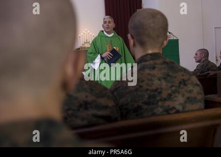 Hintere Adm. Gregory Todd, der aktuellen Kaplan des Marine Corps, stellvertretender Leiter der Kapläne, stellvertretender Direktor der religiösen Ministerien gibt eine Predigt zu den Rekruten mit Indien Unternehmen, 3. rekrutieren Ausbildung Bataillon bei einem Gottesdienst bei Marine Corps Base Marine Corps Recruit Depot San Diego, Sept. 9, 2018. Todd seine derzeitigen Aufgaben als 20 Kaplan des United States Marine Corps im Juni 2018. Stockfoto