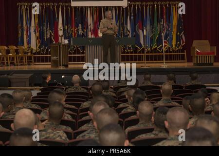 Hintere Adm. Gregory Todd, der aktuellen Kaplan des Marine Corps, stellvertretender Leiter der Kapläne, stellvertretender Direktor der religiösen Ministerien Adressen Rekruten mit India Company, 3 Recruit Training Bataillon bei einem Besuch in Marine Corps Base Marine Corps Recruit Depot San Diego, Sept. 9, 2018. Todd seine derzeitigen Aufgaben als 20 Kaplan des United States Marine Corps im Juni 2018. Stockfoto