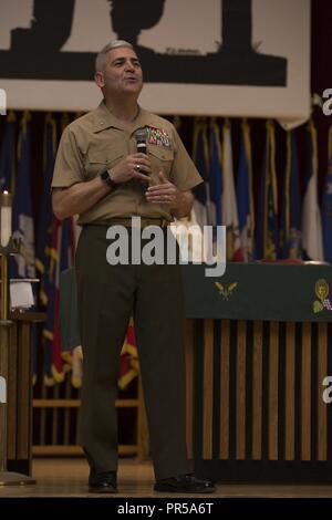 Hintere Adm. Gregory Todd, der aktuellen Kaplan des Marine Corps, stellvertretender Leiter der Kapläne, stellvertretender Direktor der religiösen Ministerien Adressen Rekruten mit India Company, 3 Recruit Training Bataillon bei einem Besuch in Marine Corps Base Marine Corps Recruit Depot San Diego, Sept. 9, 2018. Todd seine derzeitigen Aufgaben als 20 Kaplan des United States Marine Corps im Juni 2018. Stockfoto