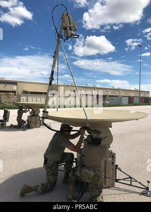 Zwei Soldaten schließen Sie Kabel an einem sicheren Internet Protocol Router/nicht-sicheren Internet Protocol Router Access Point (SNAP) Klemmen während der Übungen Montag in Fort Hood. Die Ausbildung, die Sie erhalten, wird die US-Armee helfen, die Kommunikation stateside und während der Theater. Stockfoto