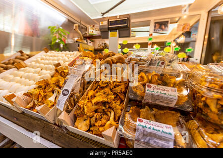 Frische und getrocknete Pilze im Markt. Bologna, Italien. Stockfoto