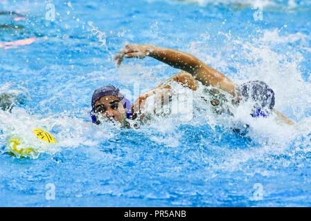 Us Air Force Academy - - Lukas Andres rast auf eine lose Ball im Sept. 15, 2018 Western Water Polo Association Konferenzöffner bei der Kadett Natatorium, hier. Air Force gewann den Wettbewerb durch eine Kerbe von 19-11. Stockfoto