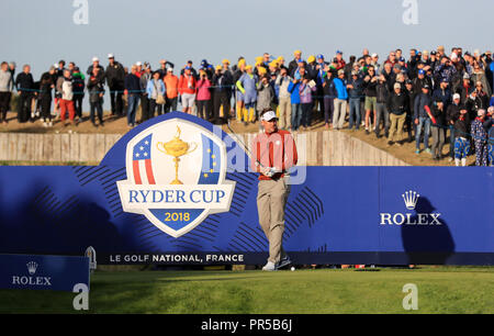 Das Team Europa Ian Poulter am 2. während der FOURBALLS Match an Tag zwei des Ryder Cup bei Le Golf National, Saint-Quentin-en-Yvelines, Paris. Stockfoto