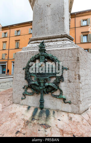 Commemorative Statue auf dem italienischen Wissenschaftler Galvani, in der Piazza nach ihm benannt. Bologna, Italien. Stockfoto