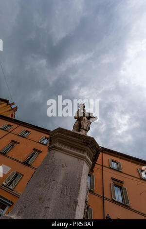 Commemorative Statue auf dem italienischen Wissenschaftler Galvani, in der Piazza nach ihm benannt. Bologna, Italien. Stockfoto