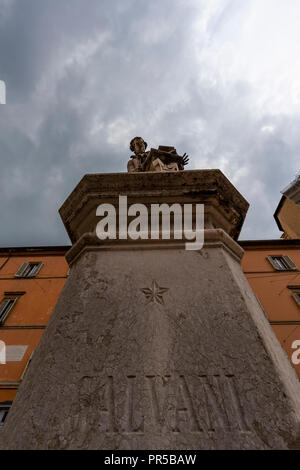 Commemorative Statue auf dem italienischen Wissenschaftler Galvani, in der Piazza nach ihm benannt. Bologna, Italien. Stockfoto