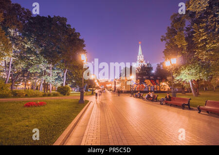 Moskau, Russland - August 1, 2018: Gasse im Alexandergarten in der Nacht mit den Menschen auf lange Belichtung Stockfoto